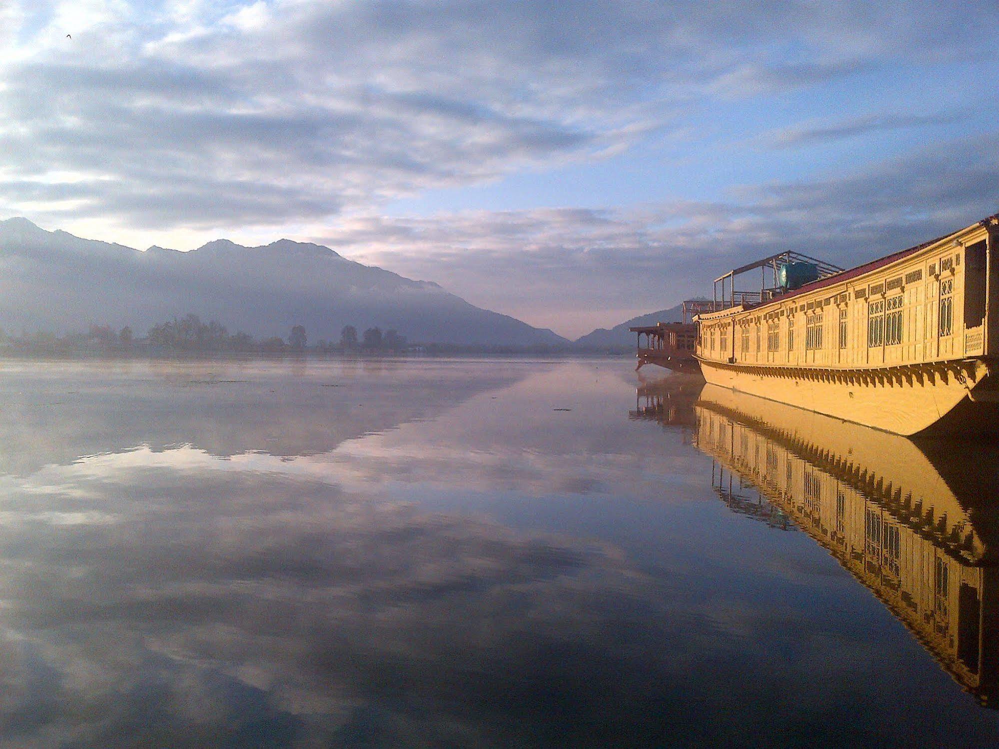 Hotel Mascot Houseboats Srīnagar Exterior foto